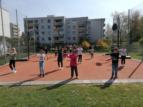 Tanzen im Schulgarten