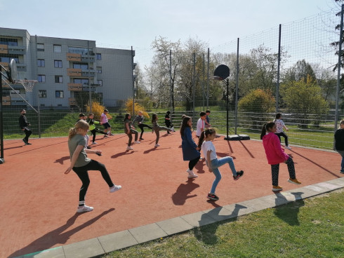 Tanzen im Schulgarten